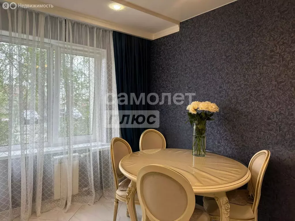 3-комнатная квартира: Омск, микрорайон Радуга, улица Жуковского, 31/2 ... - Фото 0