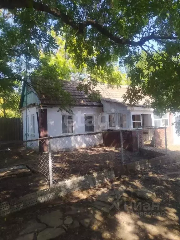 Дом в Ставропольский край, Ипатовский муниципальный округ, с. Родники  ... - Фото 1