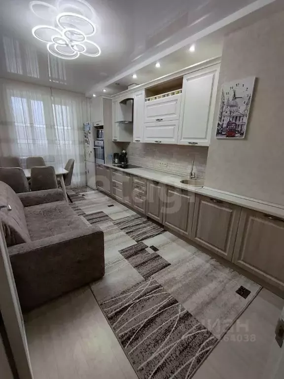 2-к кв. Омская область, Омск просп. Комарова, 15к3 (71.0 м) - Фото 1