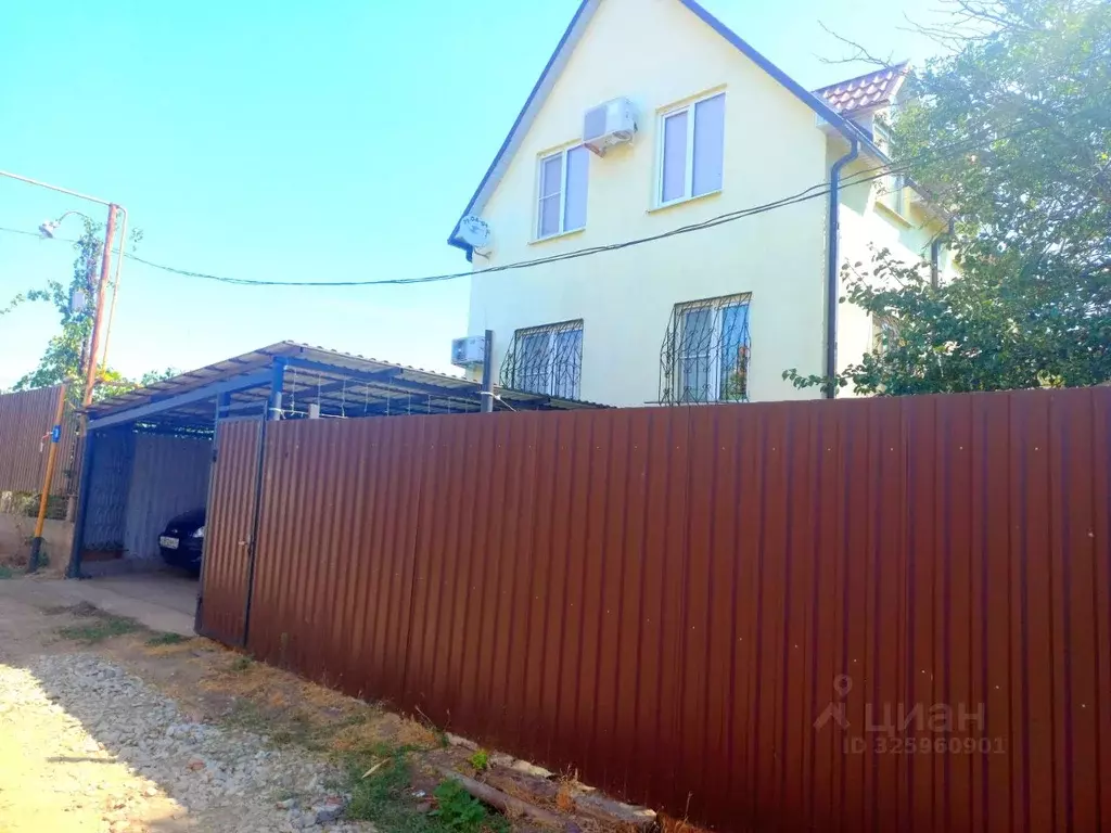 Дом в Астраханская область, Астрахань ул. 2-я Басинская, 24 (120 м) - Фото 1