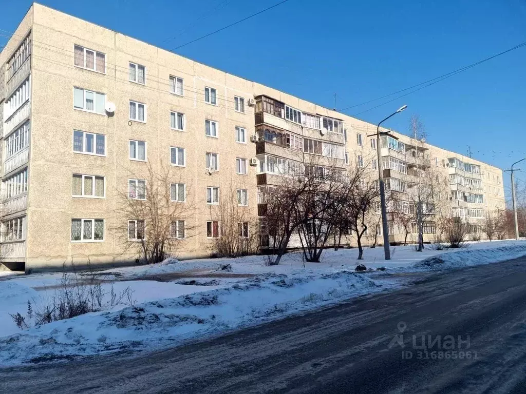 3-к кв. Свердловская область, Камышлов ул. Леваневского, 1В (69.0 м) - Фото 0