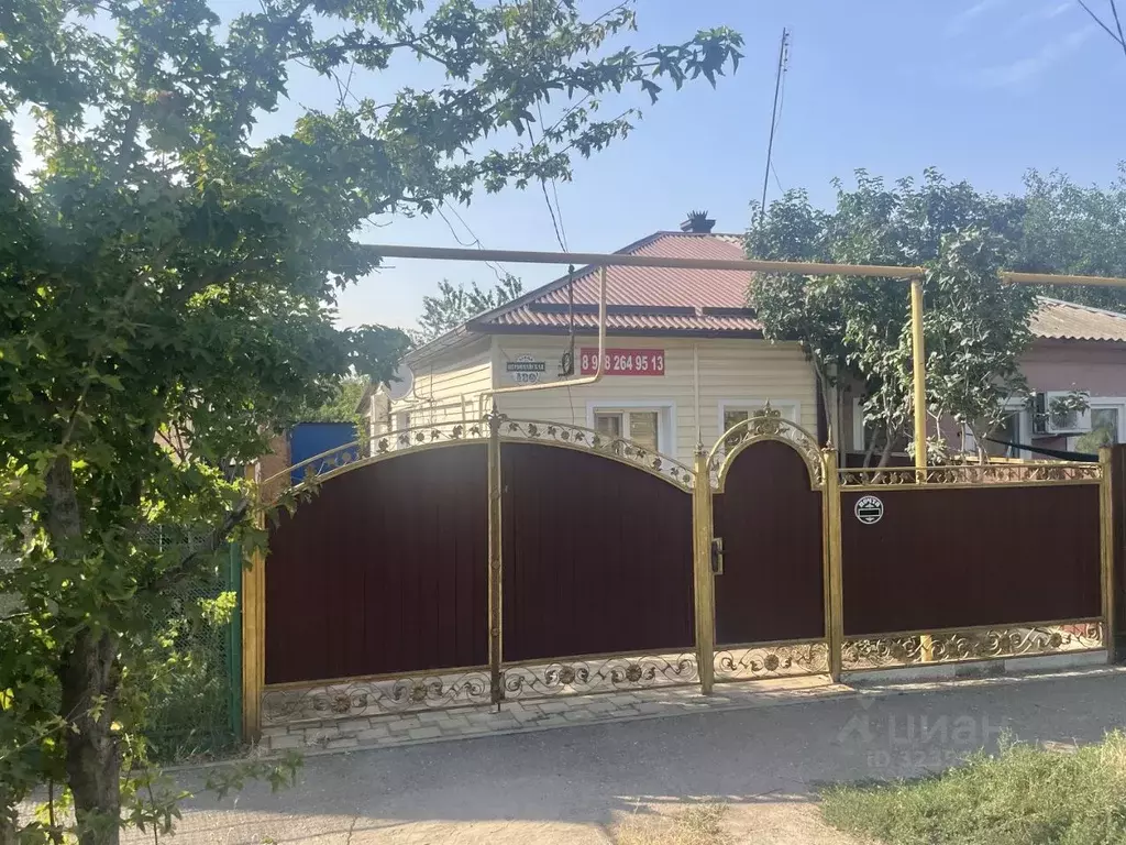 Дом в Краснодарский край, Новопокровская ст-ца ул. Первомайская, 139 ... - Фото 1