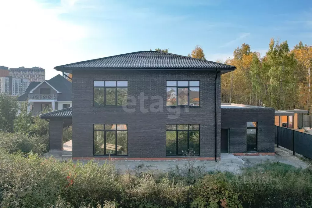 Дом в Тюменская область, Тюмень ул. Голышмановская (295 м) - Фото 1