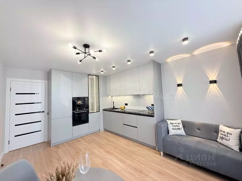 2-к кв. Тюменская область, Тюмень ул. Павла Шарова, 25 (67.7 м) - Фото 0