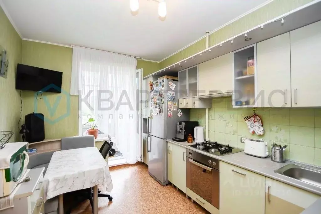 2-к кв. Омская область, Омск просп. Комарова, 19 (64.7 м) - Фото 0