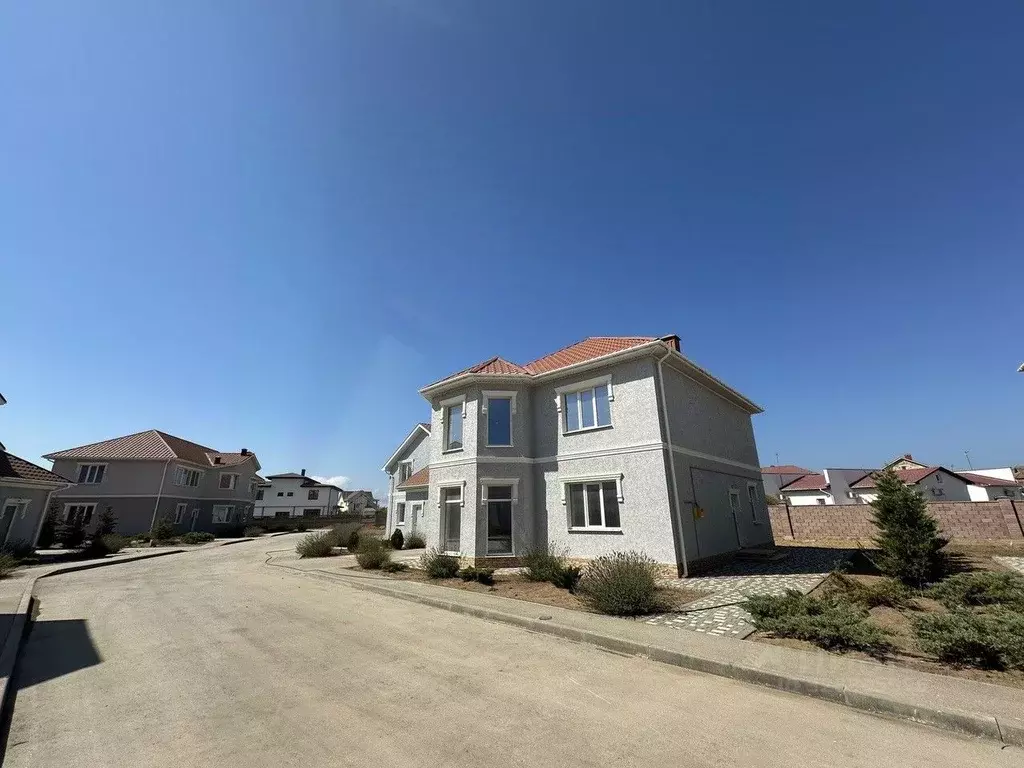 Дом в Крым, Евпатория городской округ, Заозерное пгт ул. Космическая, ... - Фото 1