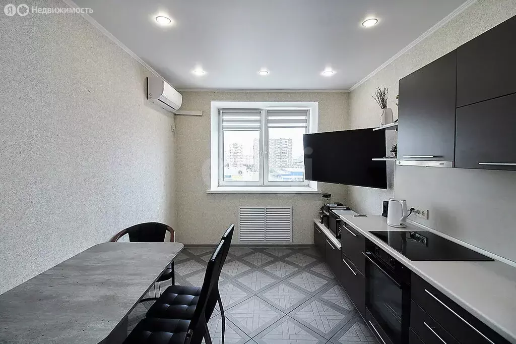 2-комнатная квартира: Тюмень, улица Мельникайте, 138а (65 м) - Фото 2