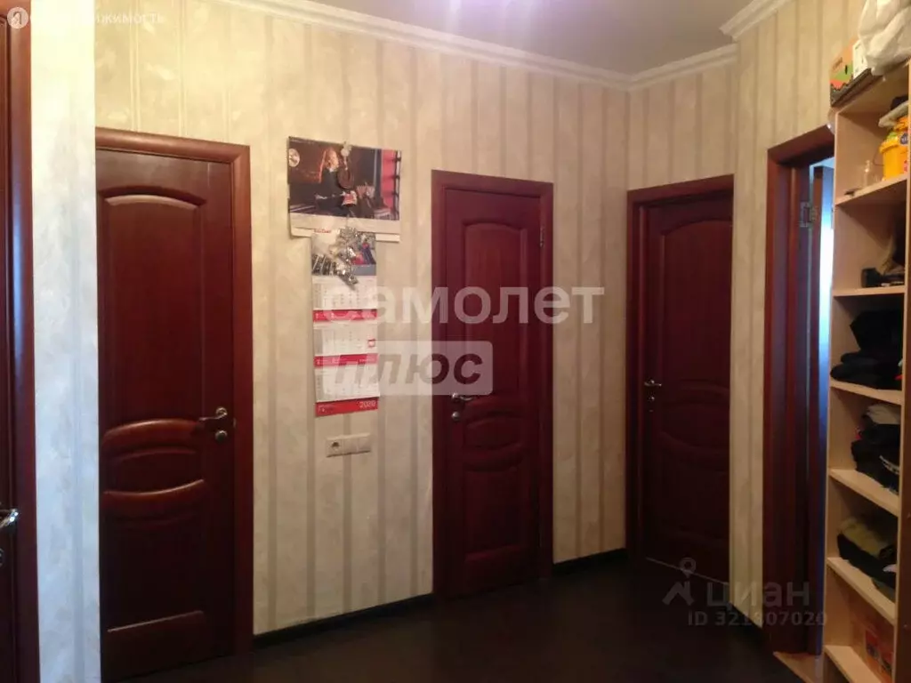 3-комнатная квартира: посёлок городского типа Октябрьский, улица ... - Фото 1