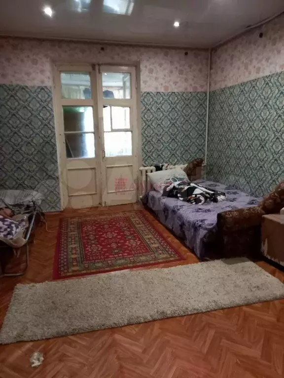 Комната 18 м в 6-к., 2/2 эт. - Фото 1
