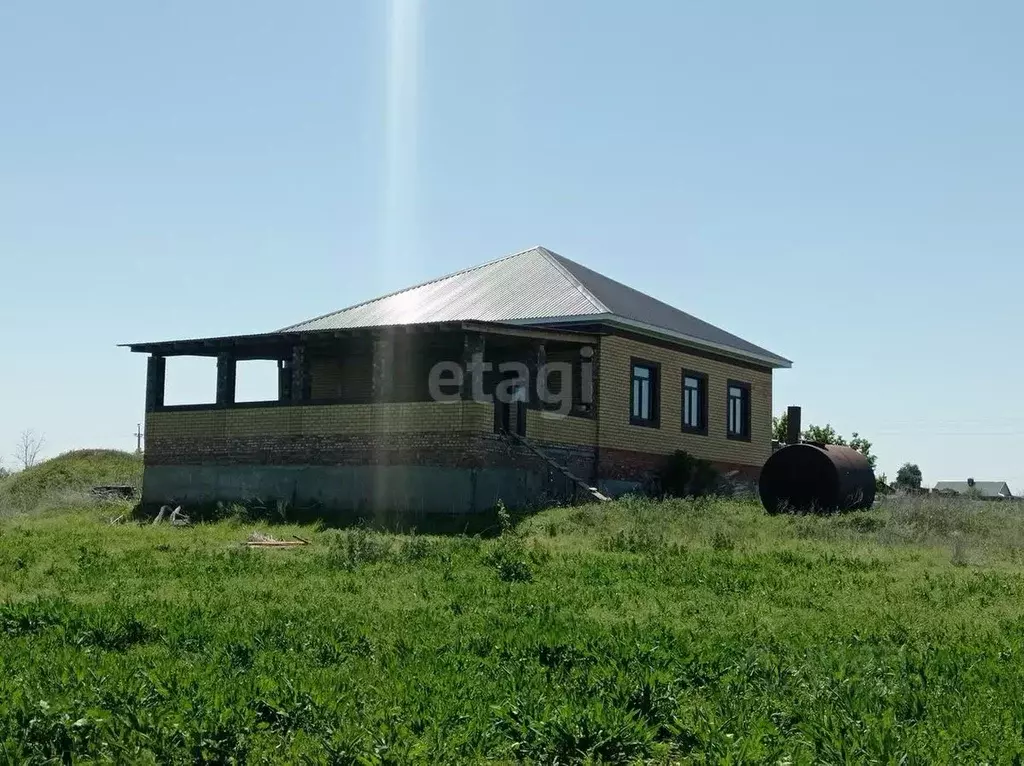 Дом в Саратовская область, Ровенский район, с. Тарлыковка  (150 м) - Фото 0