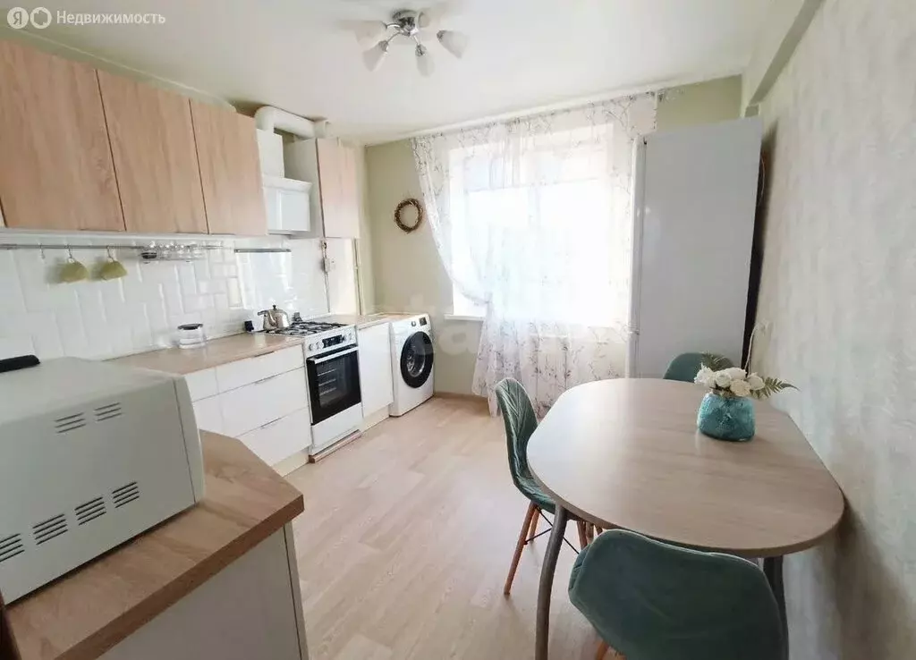 3-комнатная квартира: Омск, проспект Комарова, 27/7 (68 м) - Фото 1