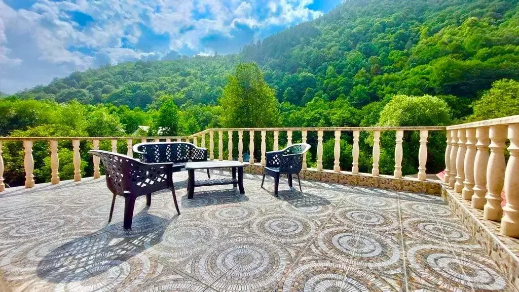Дом в Карачаево-Черкесия, Урупский район, пос. Азиатский  (200 м) - Фото 1