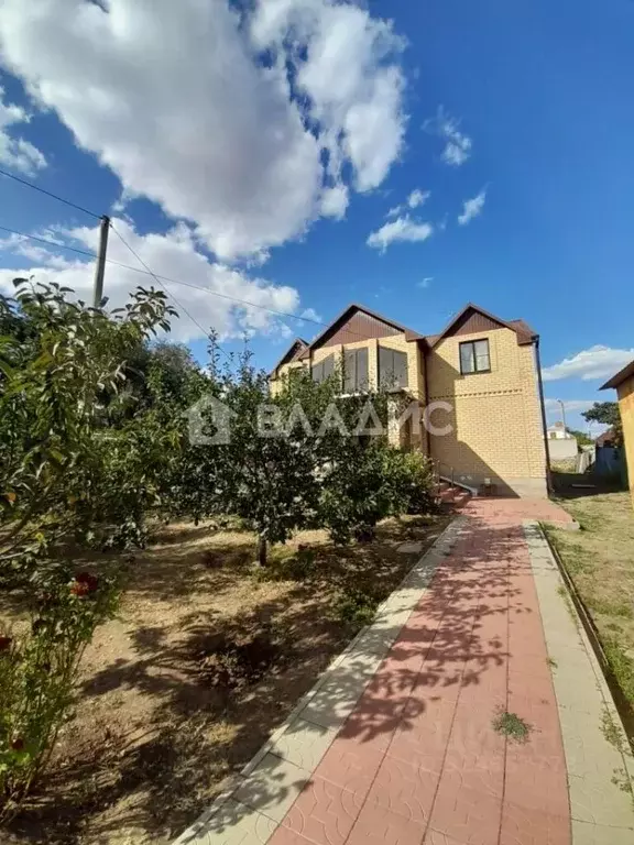 Дом в Калмыкия, Элиста ул. Бимбаева (350 м) - Фото 1