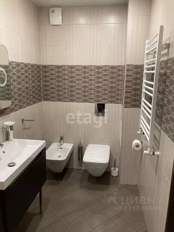 2-к кв. Тюменская область, Тюмень ул. Избышева, 6 (71.4 м) - Фото 1