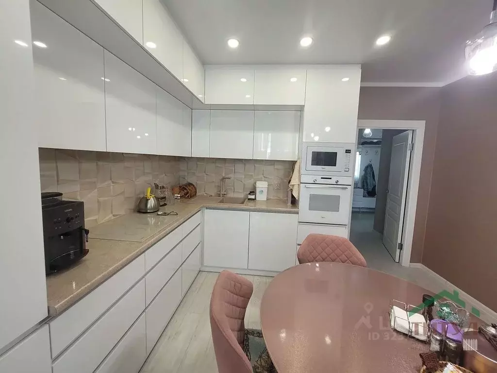 2-к кв. Астраханская область, Астрахань ул. Ахшарумова, 27А (69.7 м) - Фото 1