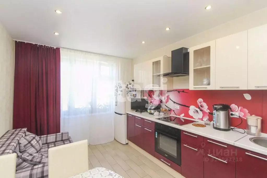 2-к кв. Тюменская область, Тюмень ул. Александра Протозанова, 10 (61.7 ... - Фото 1