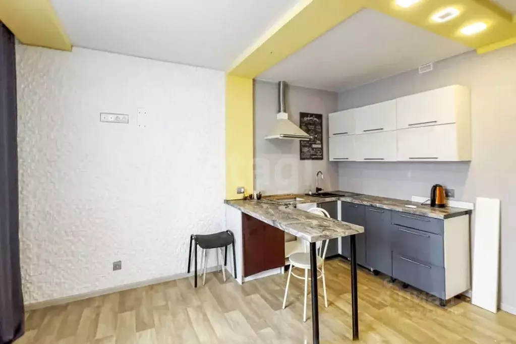 3-к кв. Тюменская область, Тюмень ул. 9 Января, 164к1 (81.6 м) - Фото 1