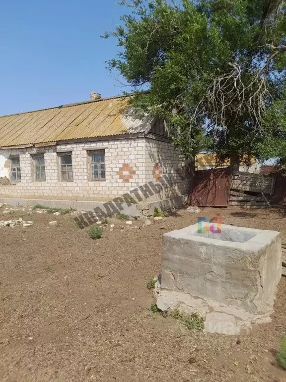 Дом в Калмыкия, Ики-Бурульский район, пос. Хомутников Школьная ул. (44 ... - Фото 0