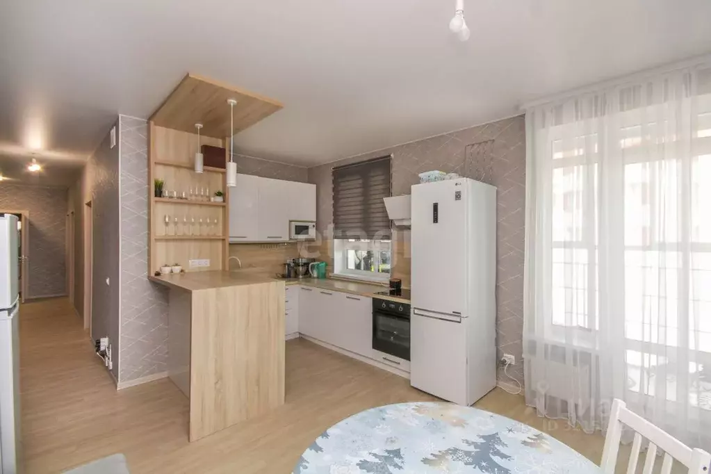 3-к кв. Тюменская область, Тюмень ул. Владимира Бахарева, 3к1 (70.6 м) - Фото 0