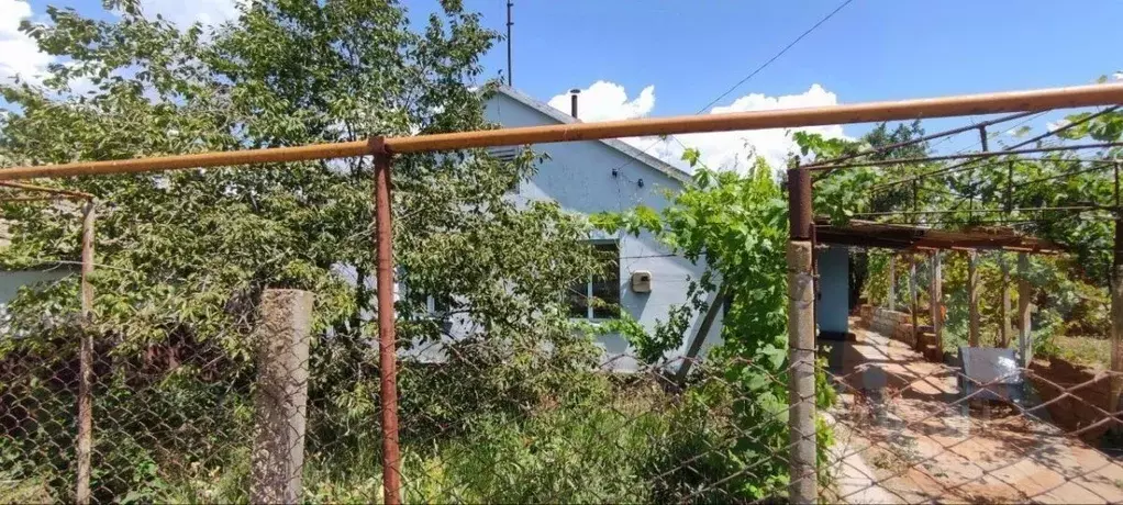 Дом в Крым, Сакский район, Охотниковское с/пос, с. Орлянка пер. ... - Фото 1