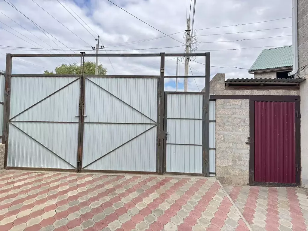 Дом в Астраханская область, Астрахань ул. Лемисова, 8 (248 м) - Фото 2