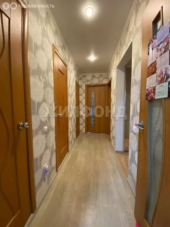 3-комнатная квартира: Абакан, улица Комарова, 18 (64.8 м) - Фото 1