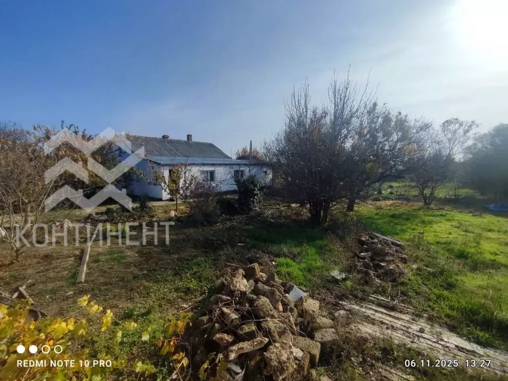 Дом в Крым, Черноморский район, с. Окуневка ул. Комарова, 12 (100 м) - Фото 1