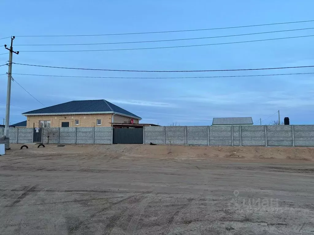 Дом в Астраханская область, Наримановский район, пос. Наримановский ... - Фото 1