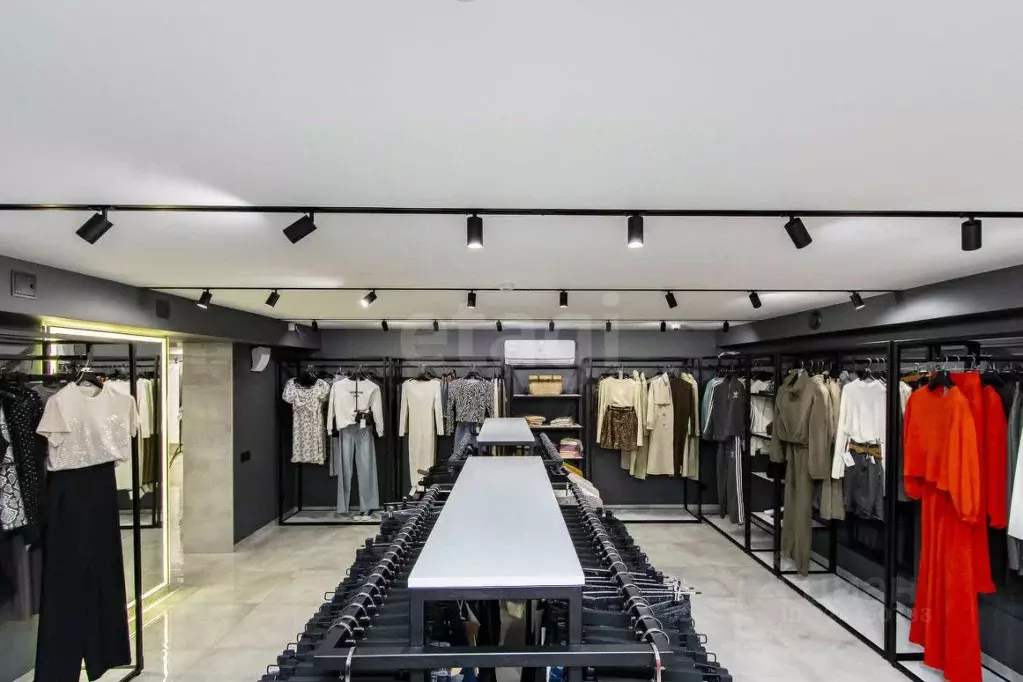 Торговая площадь в Тюменская область, Тюмень ул. Мельникайте, 78 (166 ... - Фото 1