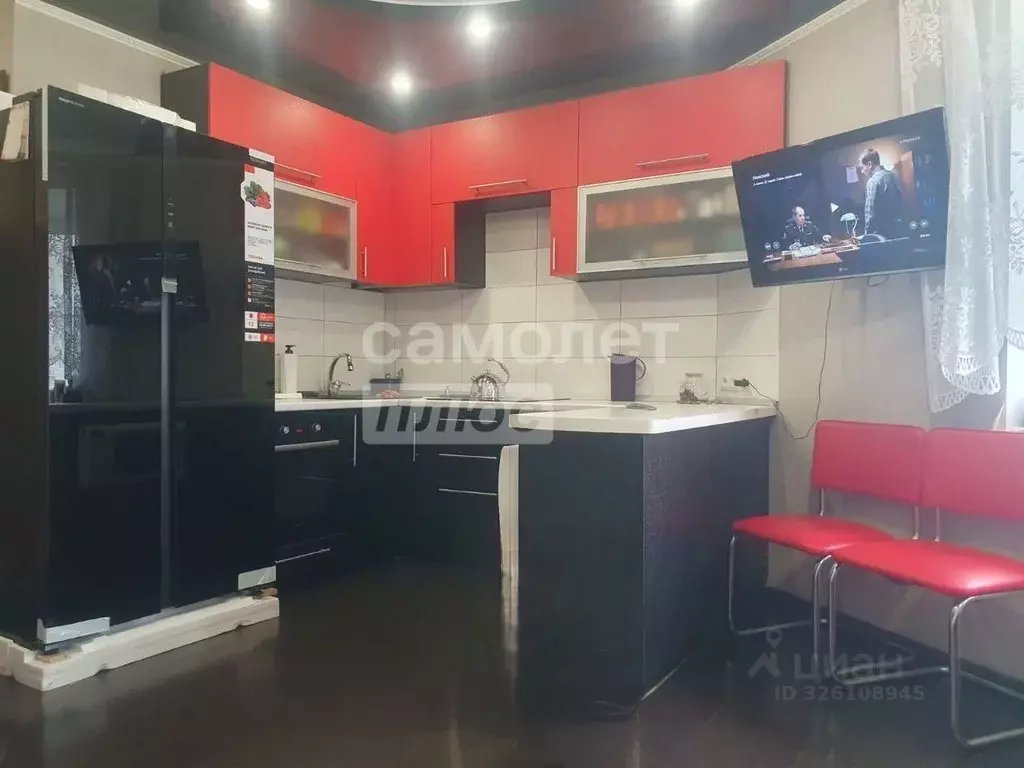 3-к кв. Омская область, Омск Светловская ул., 10 (59.1 м) - Фото 0