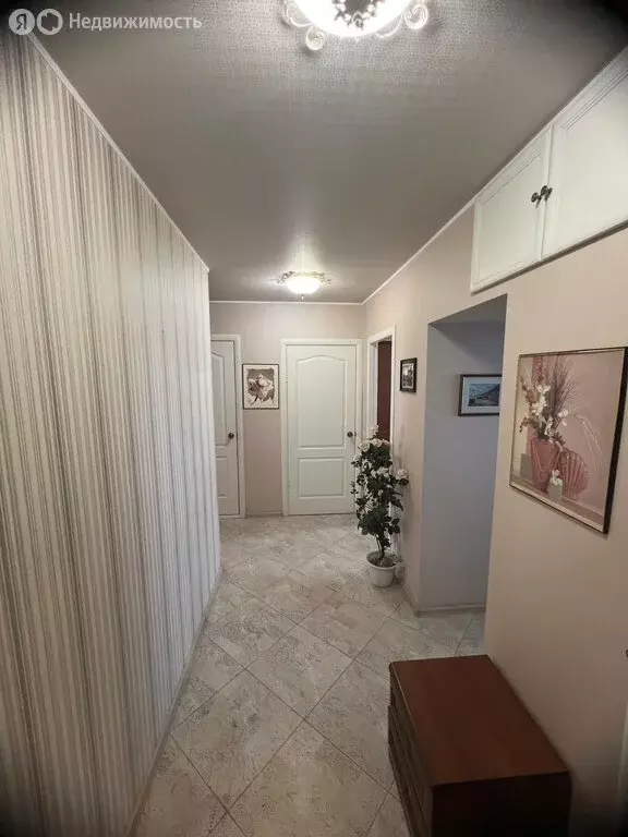 3-комнатная квартира: Ижевск, улица Холмогорова, 27 (66 м) - Фото 0
