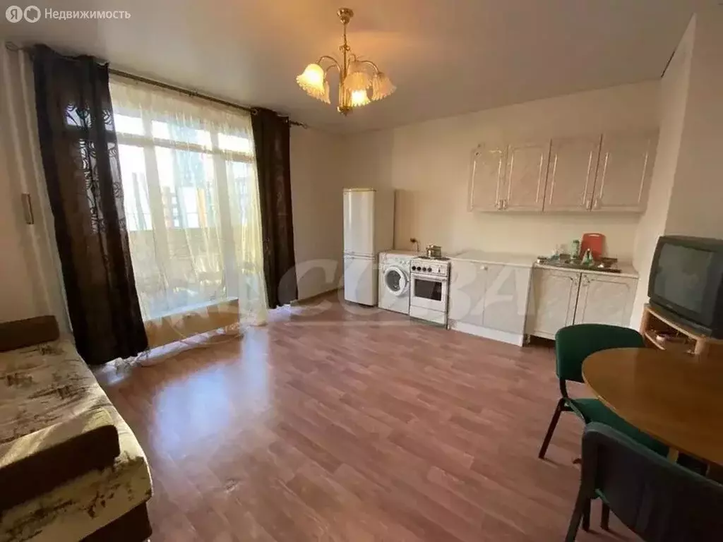 Квартира-студия: Тюмень, улица Тимофея Чаркова, 81 (27.6 м) - Фото 2