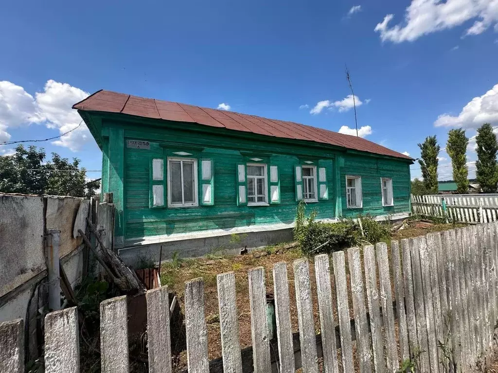 Дом в Оренбургская область, пос. Переволоцкий ул. Хлеборобов (50 м) - Фото 0