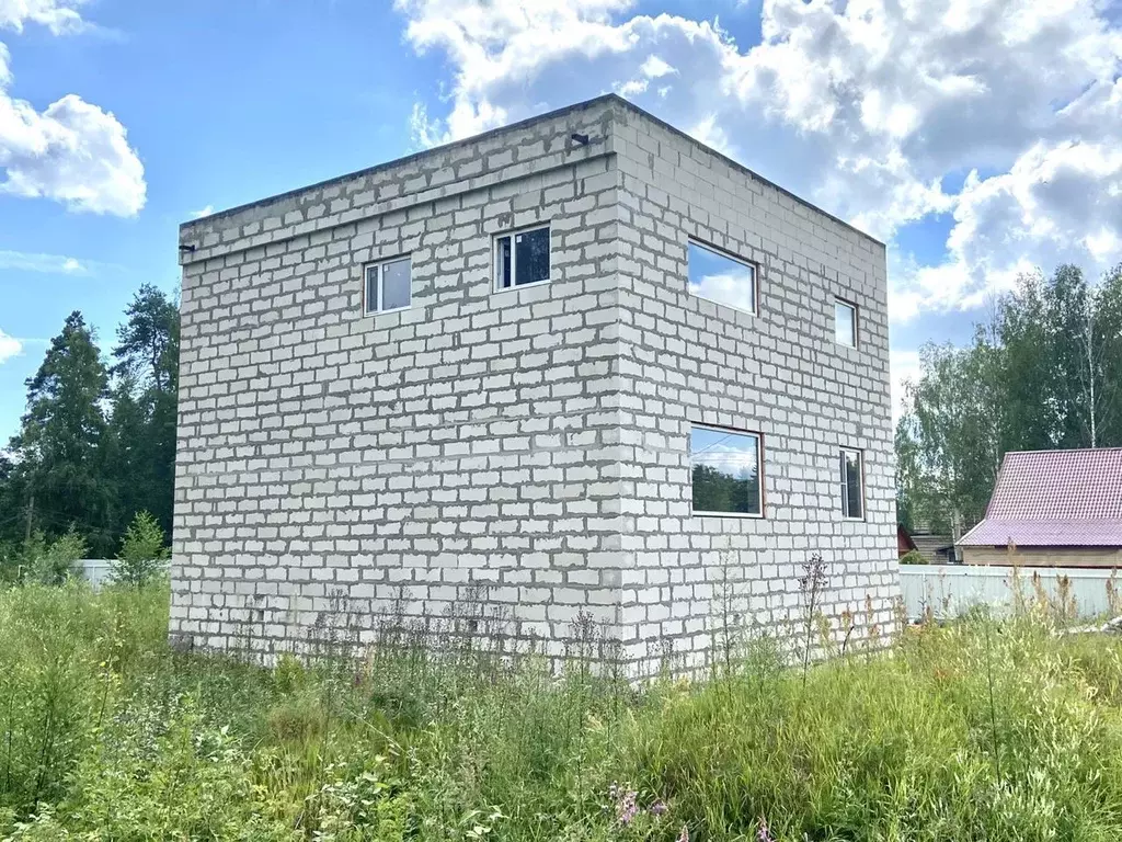 Дом в Ленинградская область, Тихвинское городское поселение, пос. ... - Фото 1