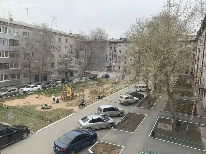 3-комнатная квартира: Тюмень, улица Серова, 21 (52 м) - Фото 1