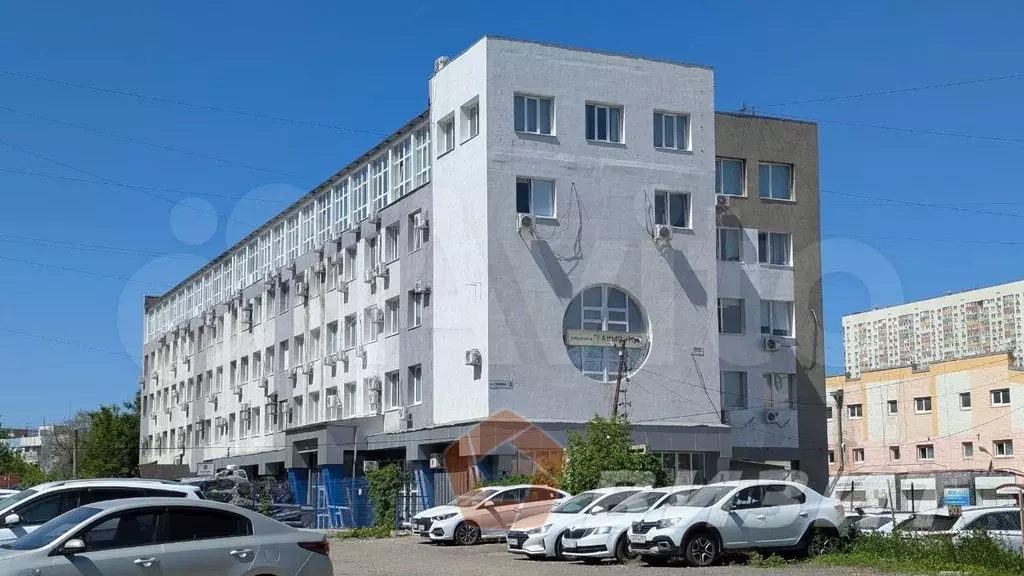 Офис с витражными окнами и удобным расположением - Фото 1