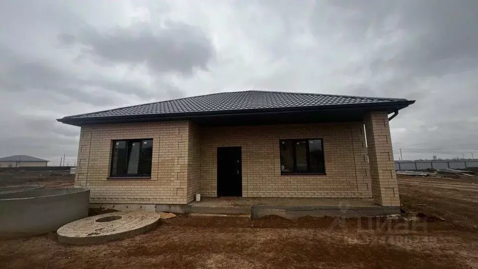 Дом в Астраханская область, Наримановский район, с. Старокучергановка ... - Фото 1