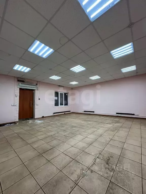 Торговая площадь в Коми, Усинск ул. 60 лет Октября, 2А (59 м) - Фото 1