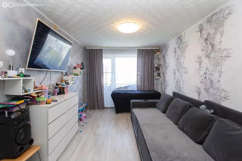 3-комнатная квартира: Тобольск, 6-й микрорайон, 37 (62.6 м) - Фото 1