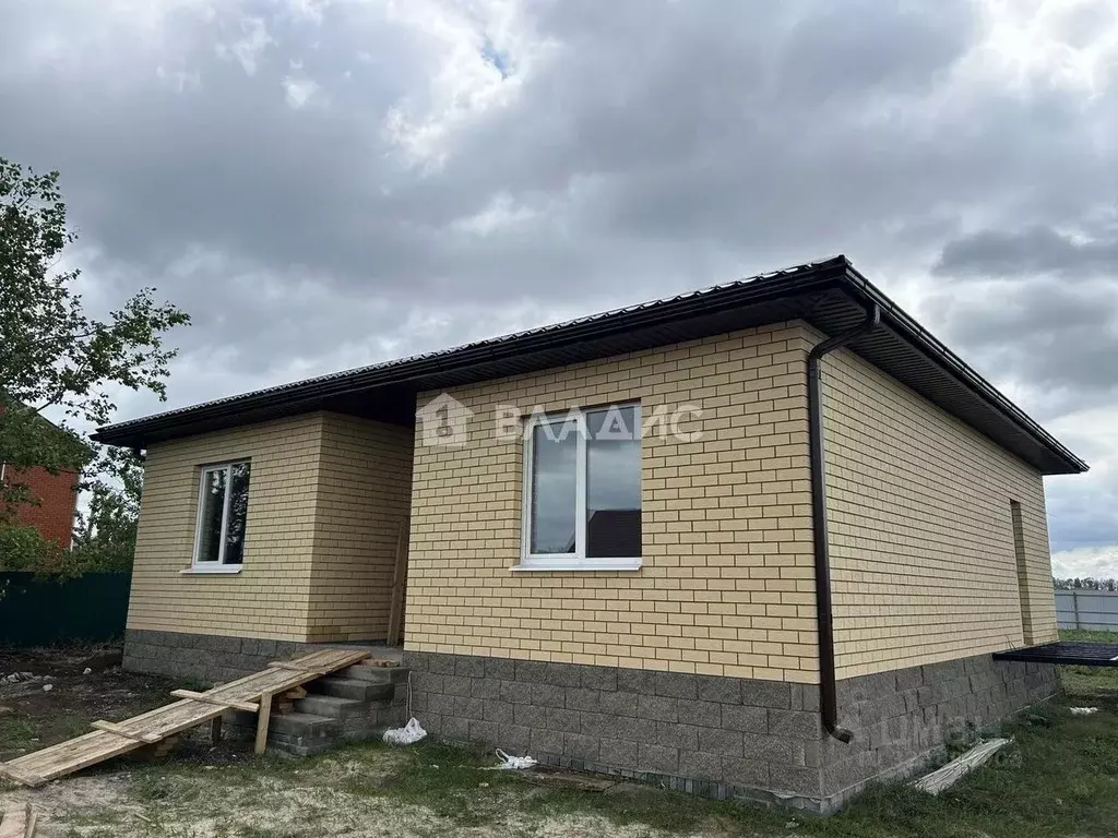 Дом в Белгородская область, Корочанский район, Мелиховское с/пос, с. ... - Фото 1