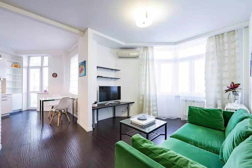 2-к кв. Свердловская область, Екатеринбург ул. Бажова, 68 (68.0 м) - Фото 0