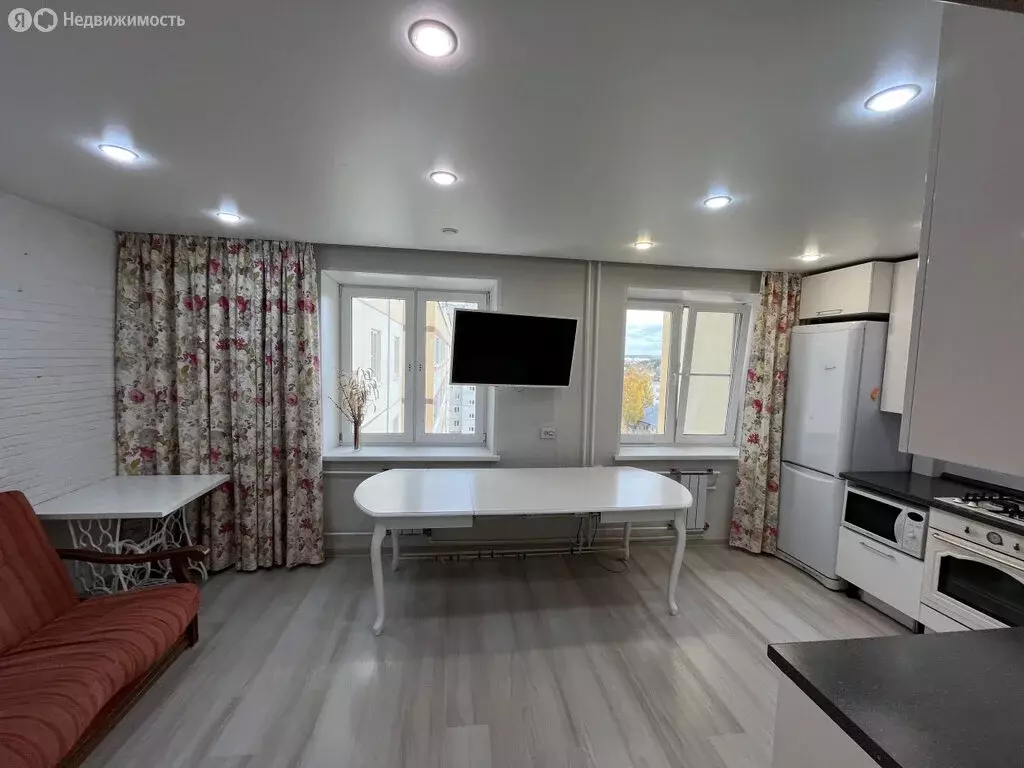 3-комнатная квартира: Арамиль, улица Космонавтов, 11А (63 м) - Фото 0