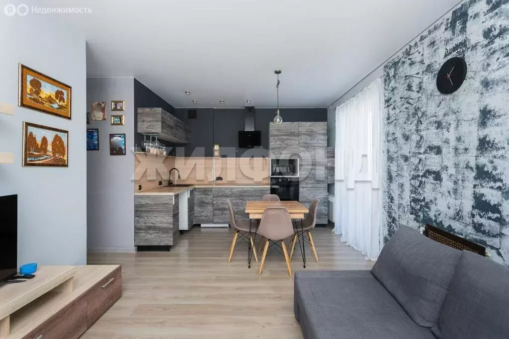 3-комнатная квартира: посёлок Октябрьский, улица Французский Квартал, ... - Фото 1