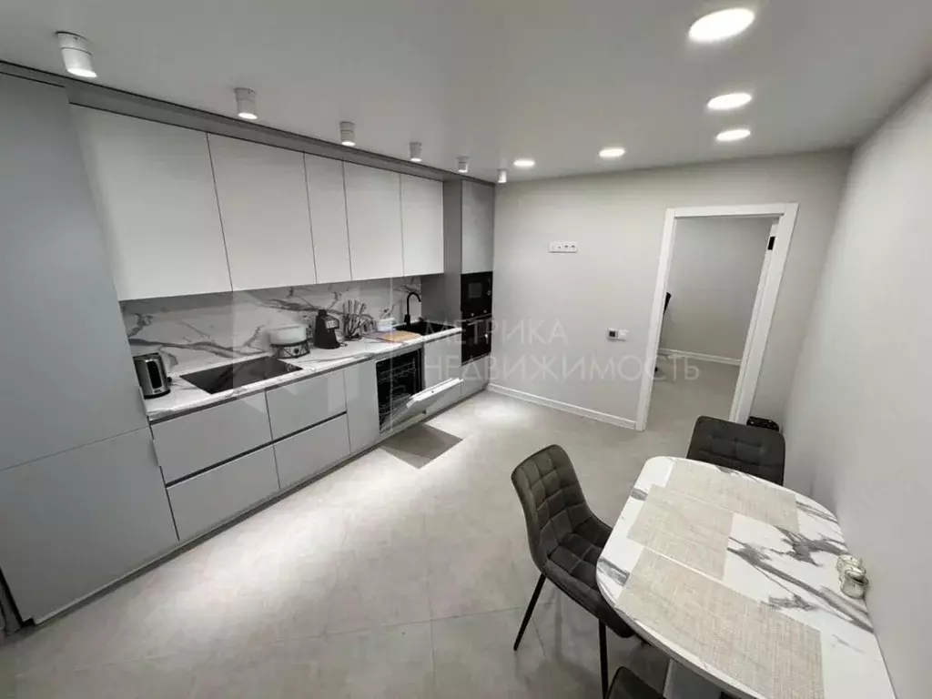 2-к кв. Тюменская область, Тюмень ул. Валентины Трофимовой, 13 (67.0 ... - Фото 0