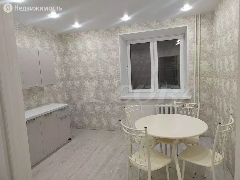 3-комнатная квартира: Тюмень, улица Избышева, 8 (83 м) - Фото 1