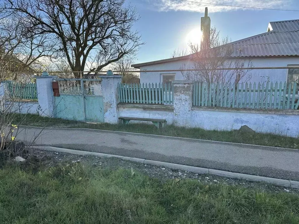Дом в Крым, Сакский район, Вересаевское с/пос, с. Глинка ул. ... - Фото 1
