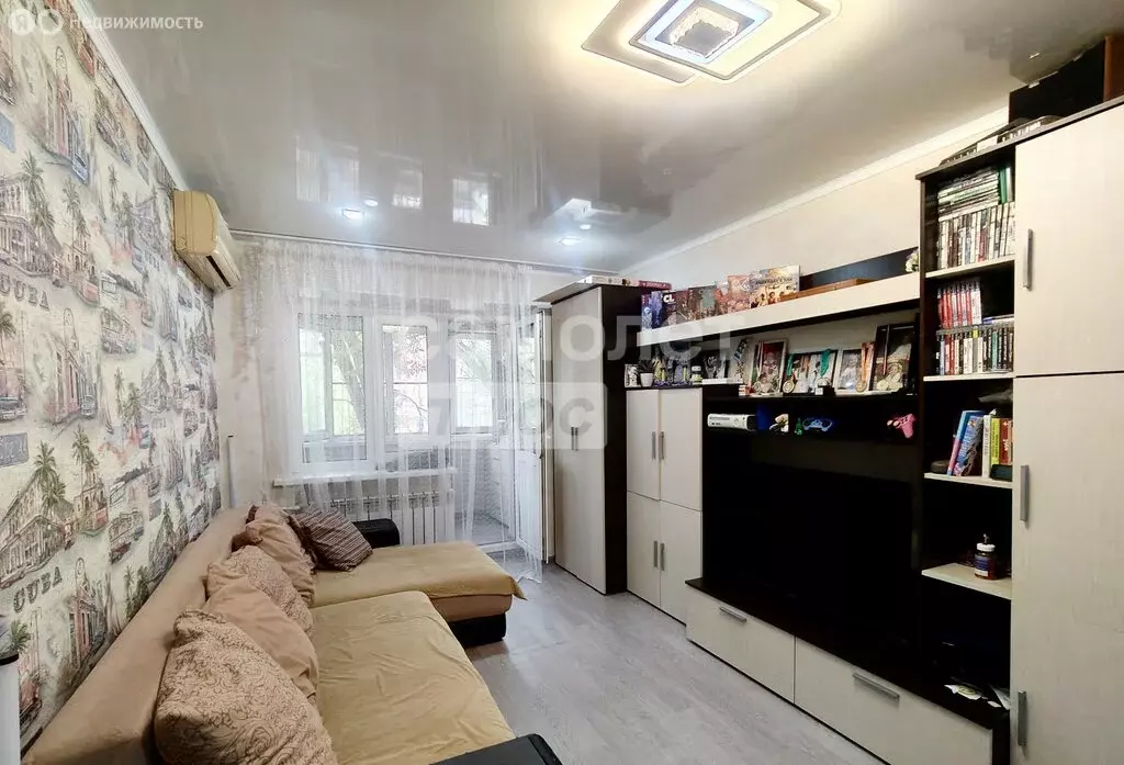 3-комнатная квартира: Астрахань, улица Николая Островского, 72 (55 м) - Фото 0