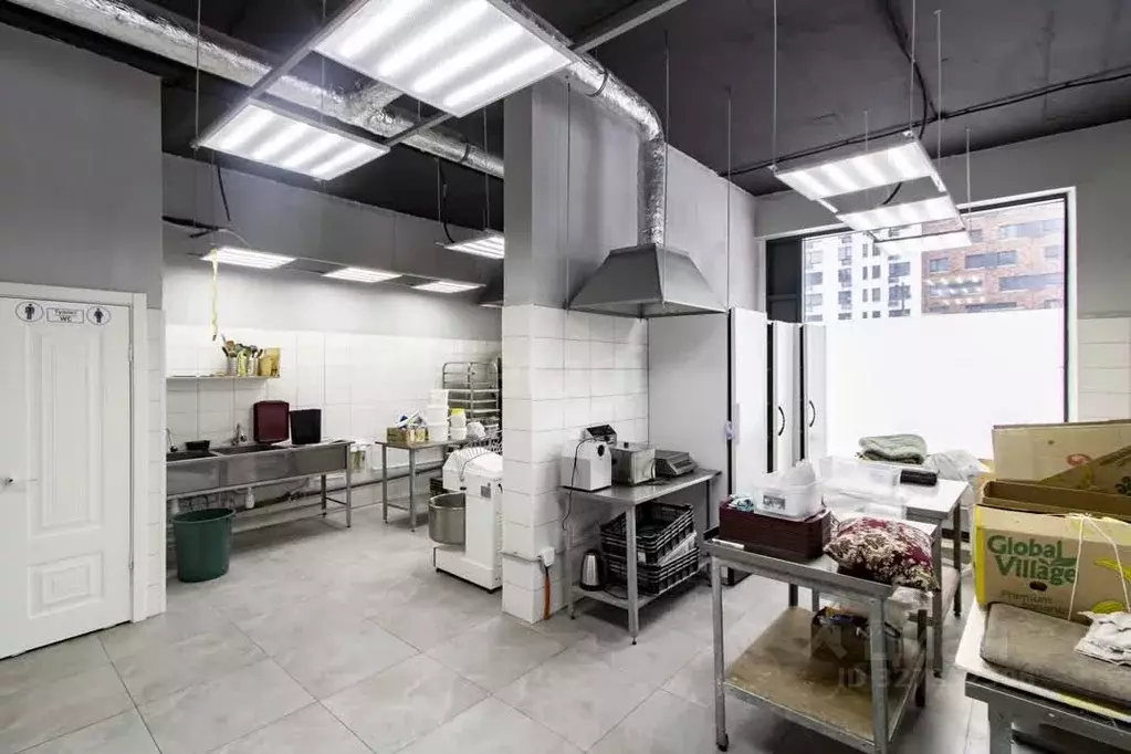 Помещение свободного назначения в Тюменская область, Тюмень ул. 50 лет ... - Фото 1