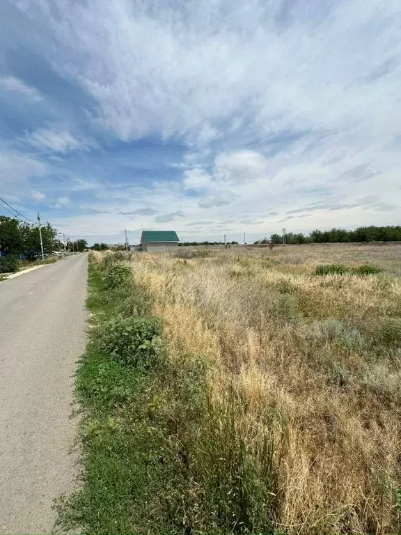 Участок в Волгоградская область, Волжский пос. Краснооктябрьский, ул. ... - Фото 1