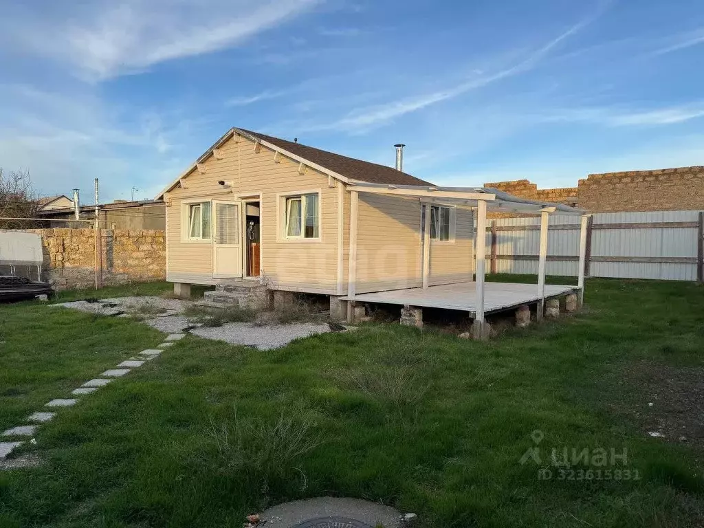 Дом в Крым, Сакский район, с. Суворовское 21 (32 м) - Фото 1